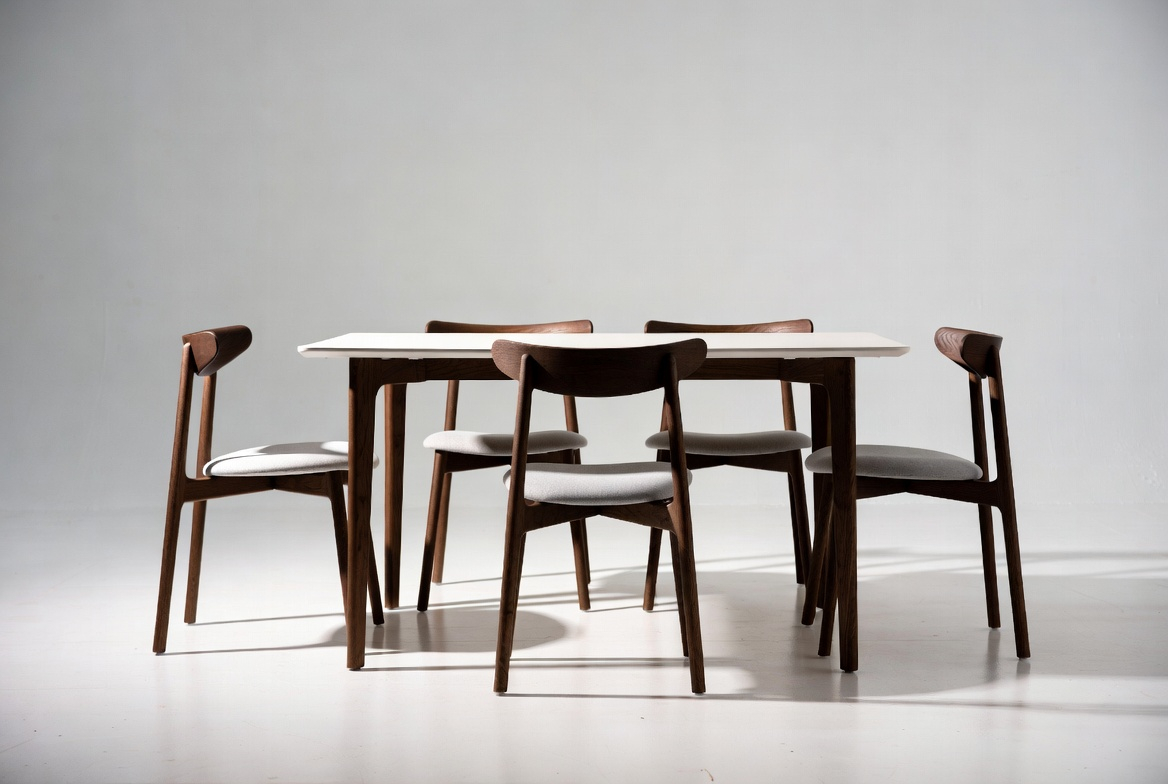 How to Choose the Best Fabric for Dining Room Chairs